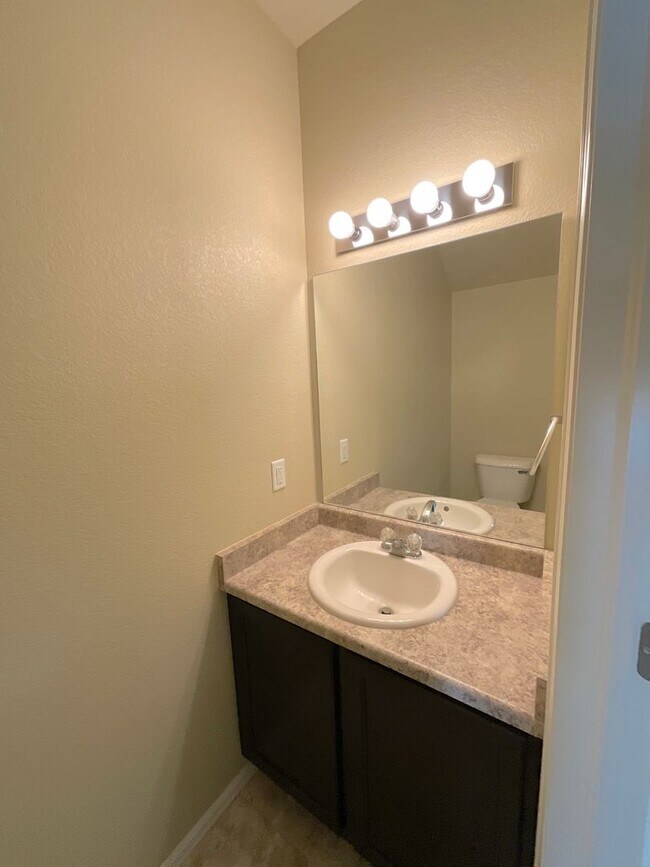Building Photo - 3 Bedroom Townhome Available Near Hancock ...