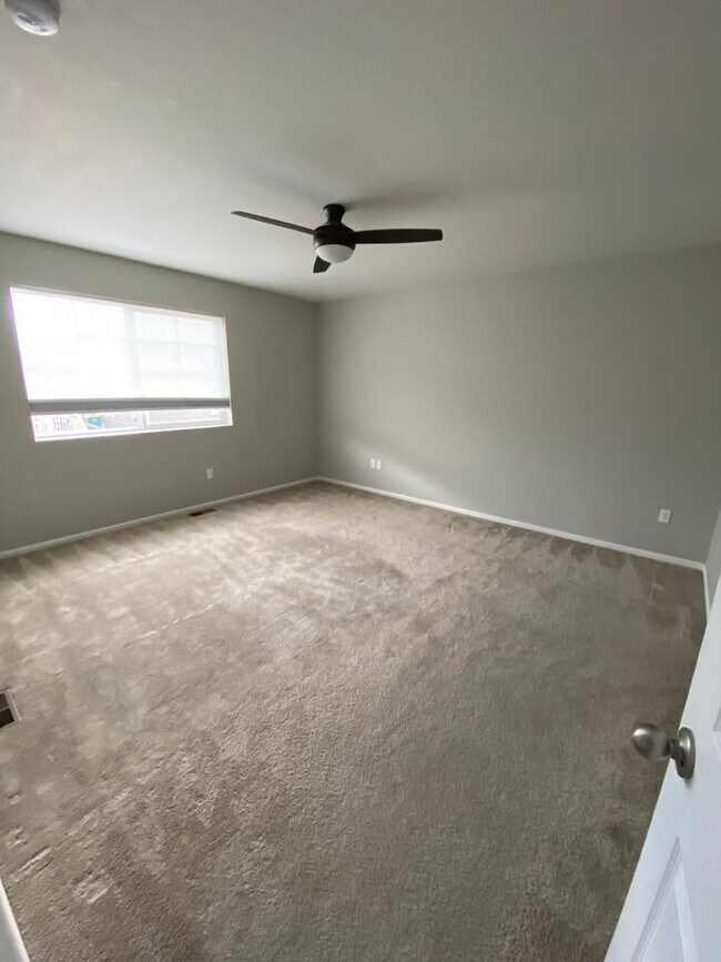 Building Photo - 4 bedroom 3 bathroom Single Family House in Aurora