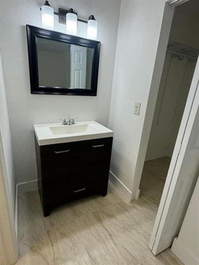 Building Photo - 2728 SW 5th St