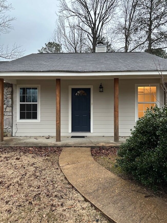 Building Photo - 3 bed 2 bath perfect location