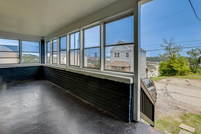 Building Photo - Available JUNE 2026 - 1 Bed w/ off street parking, beautiful view