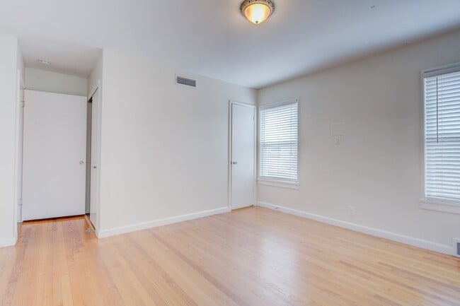 Building Photo - 6307 Kenwood Ave