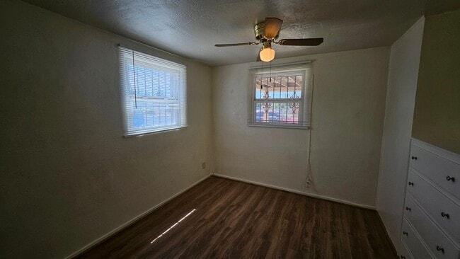 Building Photo - 2 bed with a office