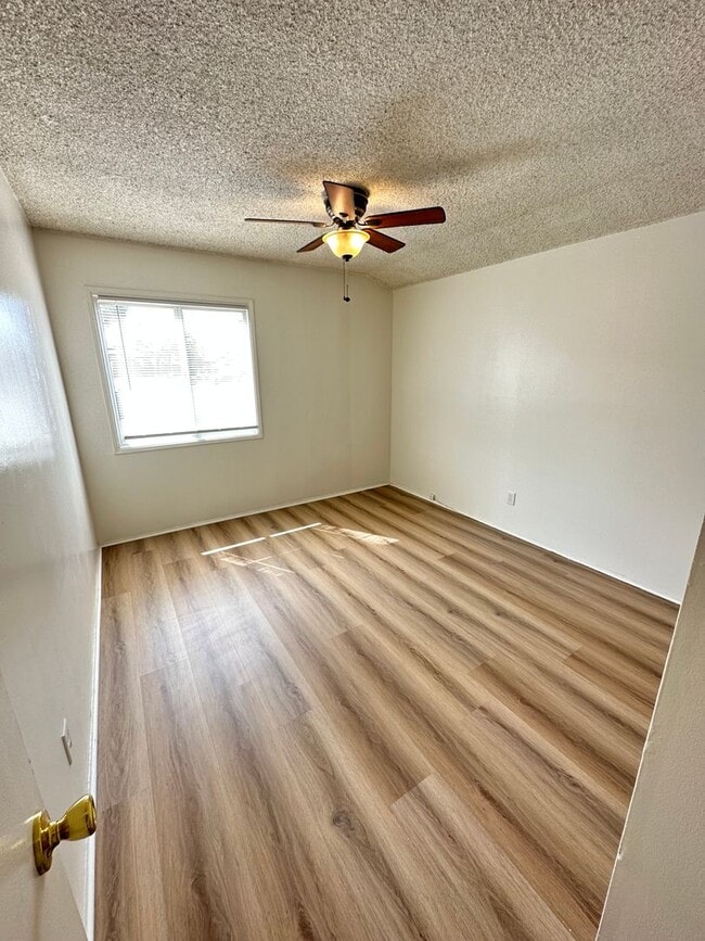 Building Photo - Beautiful House 3RB/1BA Single Family Home with 2 Car Garage & Large Fenced Backyard.