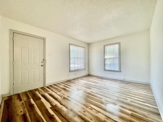 Building Photo - Centrally Located & Fully Updated