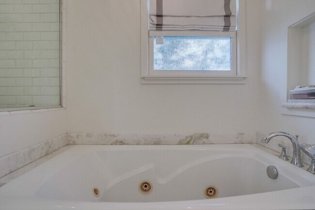 Building Photo - Beautiful 4 Bed/4 Bath Family Home w/pool - Upcoming and available at the end of April!