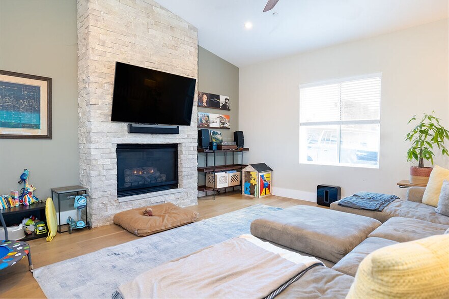 Living room with vaulted ceilings and gas fireplace. - 3687 Valley St