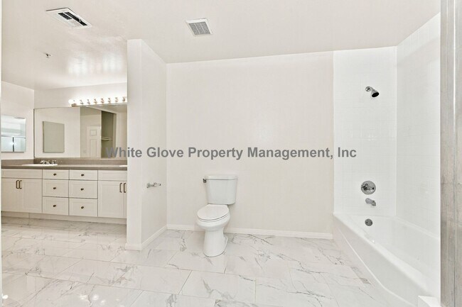 Building Photo - 3947 Carpenter Ave