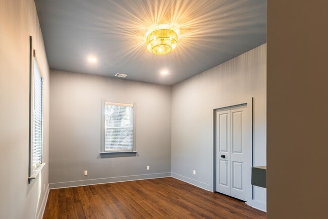 Building Photo - $300 OFF April Rent! Stylish Upstairs 1BR in Historic District