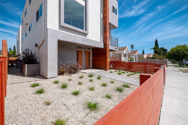 Building Photo - 756 N Ridgewood Pl