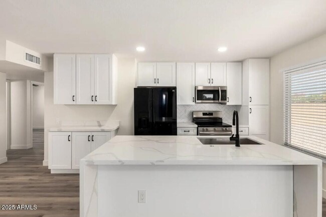 Building Photo - 17615 N Whispering Oaks Dr