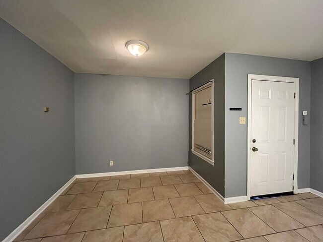 Building Photo - 2 bedroom 1 Bath Central City