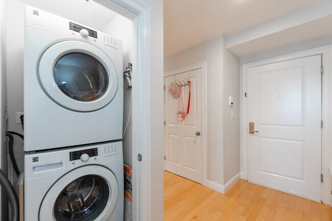 Building Photo - Amazing Brookline 3 bed 2.5 bath....