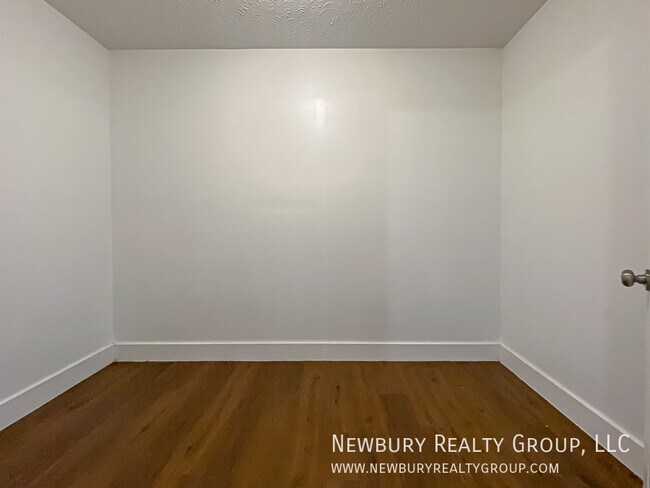 Building Photo - 147 Banksville Pl
