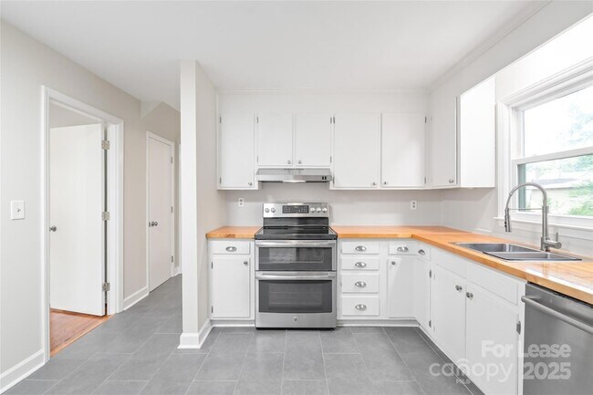 Building Photo - 5001 Vescova Ct