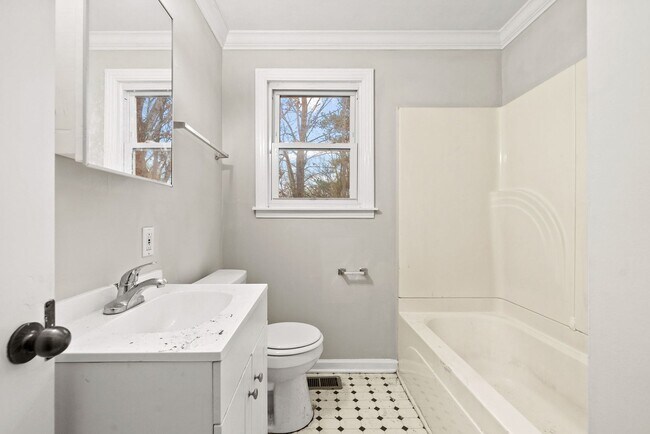 Building Photo - 3 Bedroom Pet Friendly Home For Rent!