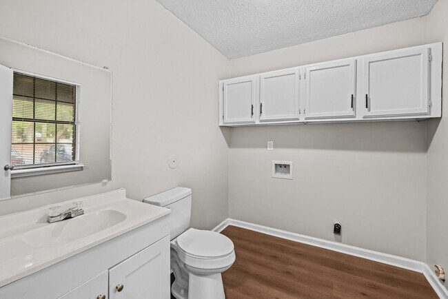 Building Photo - 646 Valley Crest Dr