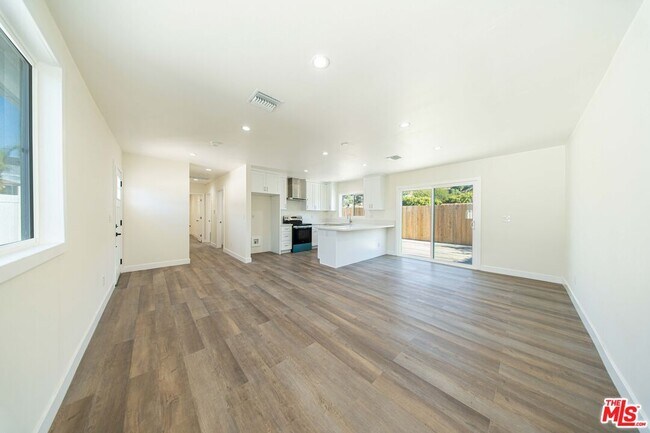 Building Photo - 8430 Glenoaks Blvd