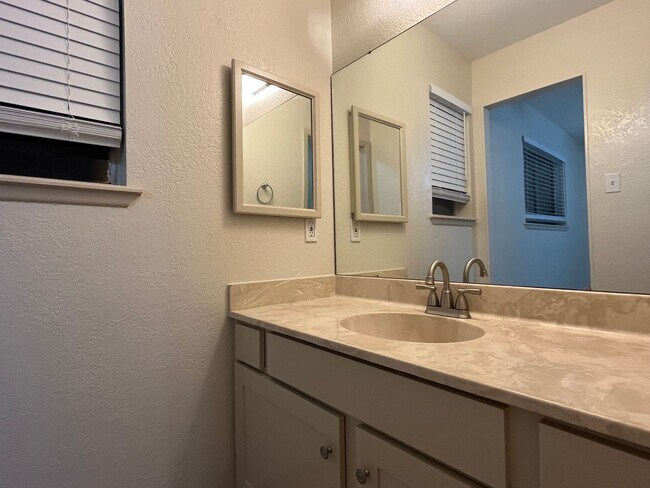Building Photo - 2846 Blue Grass Dr