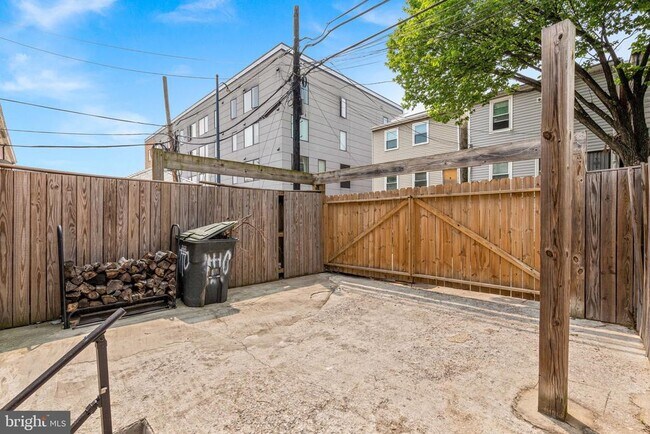 Building Photo - 1110 Orren St NE