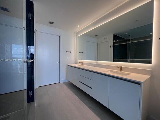 Building Photo - 700 NE 24th St