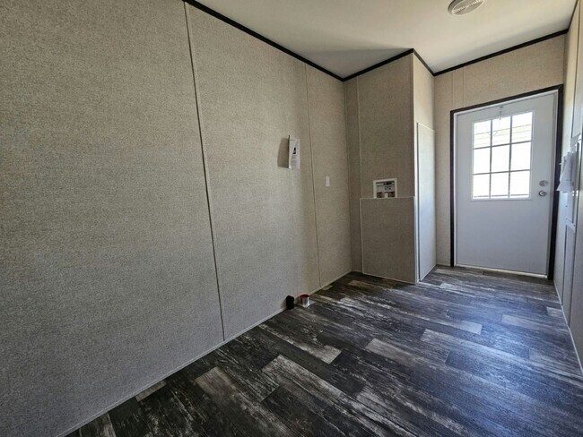 Building Photo - 6701 Hidden Oaks Dr