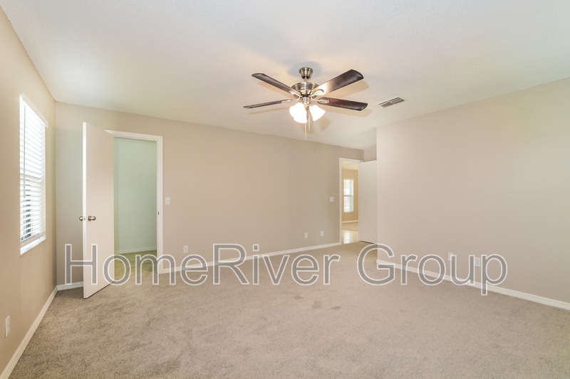 Building Photo - 2811 Queen Palm Dr