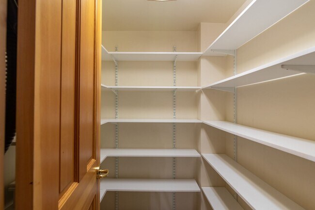 Building Photo - Luxury secondary Lake Property offering 3 beds 2.5 baths and bonus space