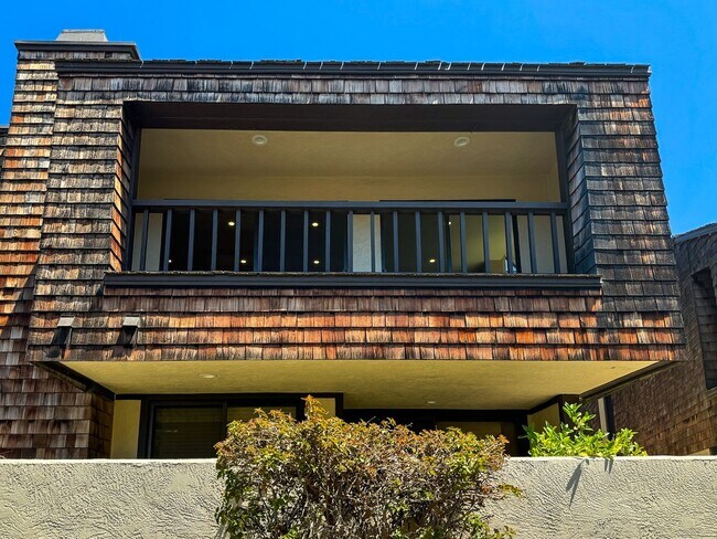 Building Photo - Luxurious Coastal Living: Fully Remodeled 3-Bed, 3.5-Bath with Ocean Views in Sea Point