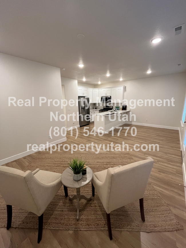 Building Photo - 3 Bedroom 2.5 Baths End Unit Townhome Avai...