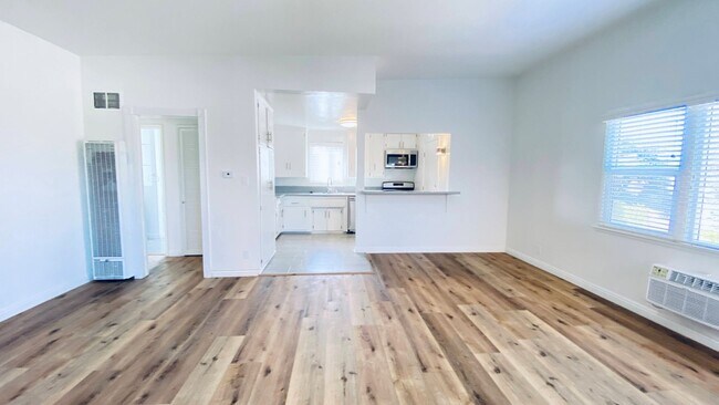 Interior Photo - 1957 Frank St / 2519 Virginia Ave