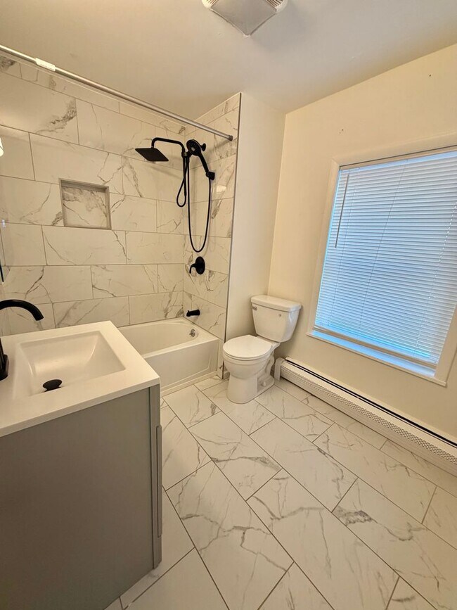 Building Photo - 283 Grand St