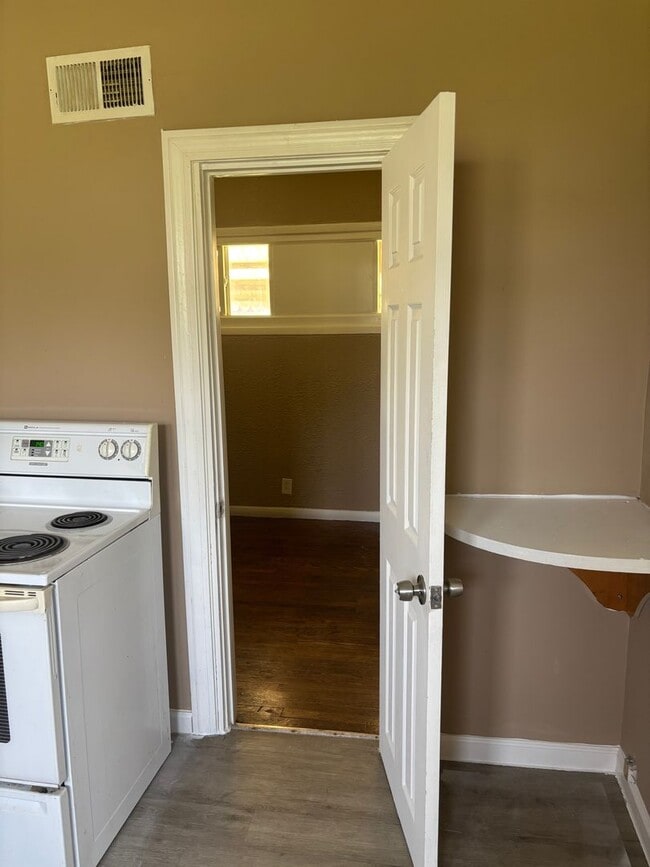 Building Photo - Section 8 welcome, 4bd 2 bath