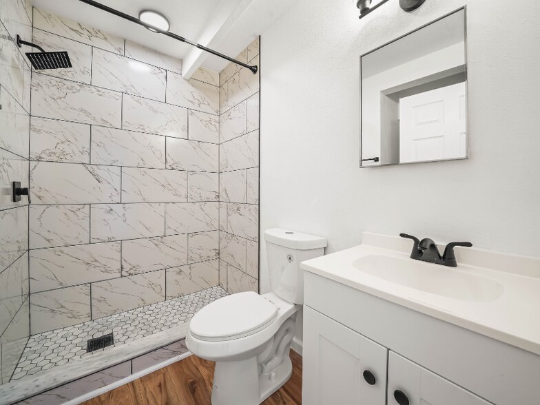 Building Photo - 511 Club Cir