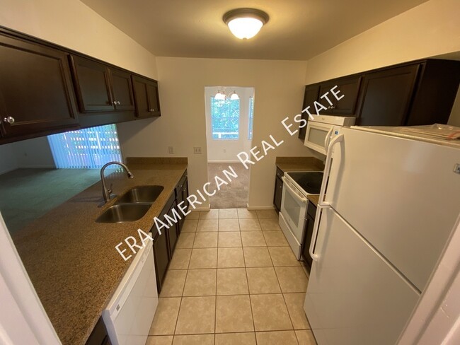 Building Photo - 1006 Pine Lake Dr