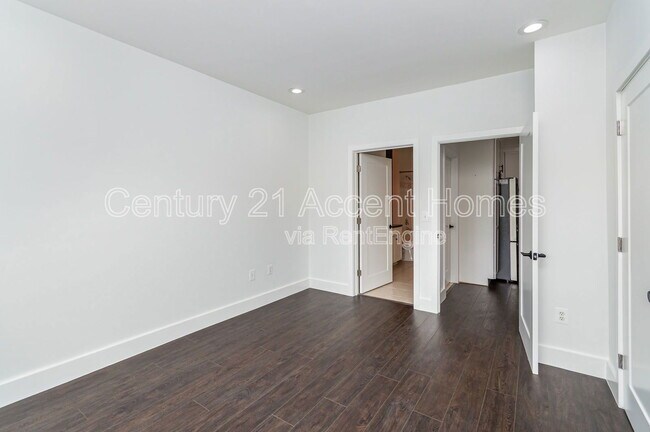 Building Photo - 4860 Eisenhower Ave