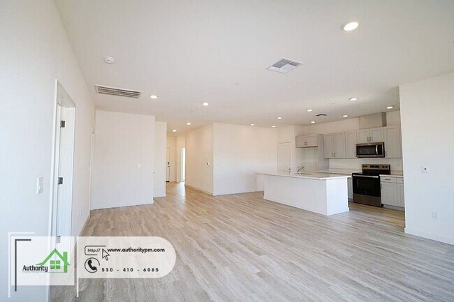 Building Photo - 2141 Hilltop Dr