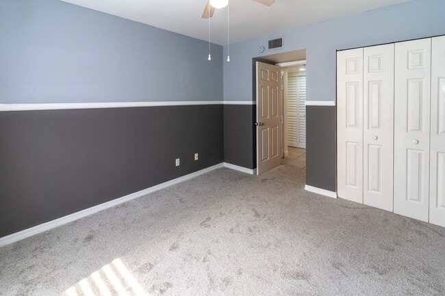 Building Photo - Well-Maintained 2BR/2BA Condo with Lake Vi...