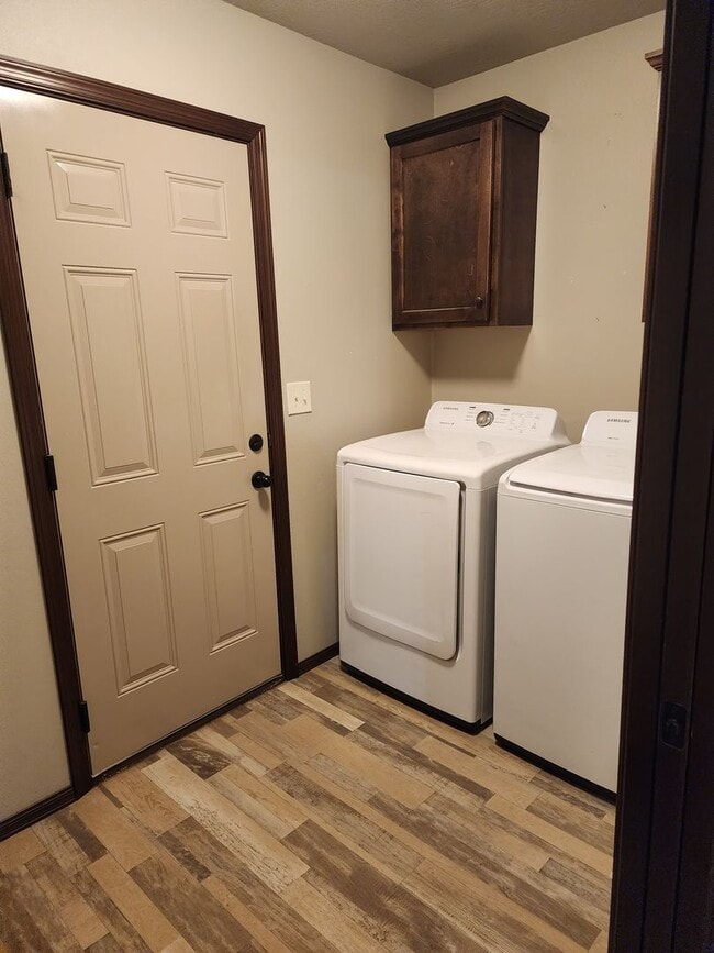 Building Photo - Three bedroom two bathroom Twin home