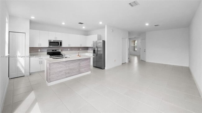 Building Photo - 5534 NW 27th Pl