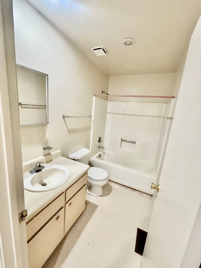 Building Photo - 2 bedroom/1.5 bathroom- The Midlands
