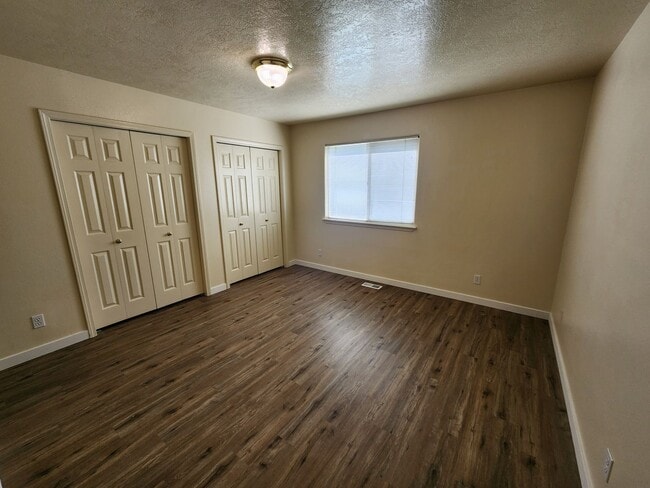 Building Photo - Remodeled 3 bedroom