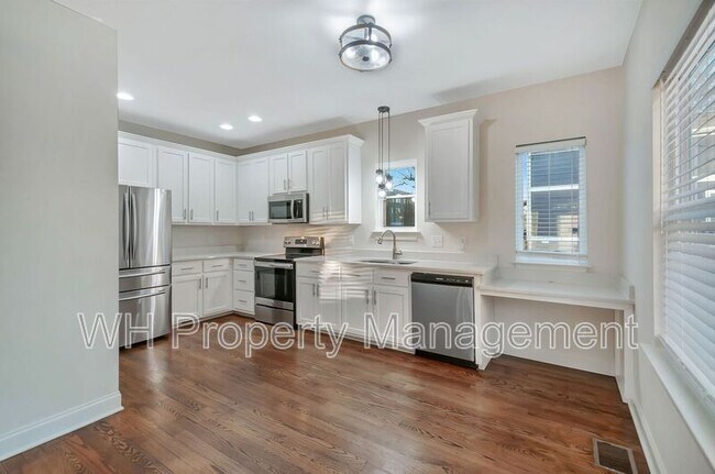 Building Photo - 123 Berry St