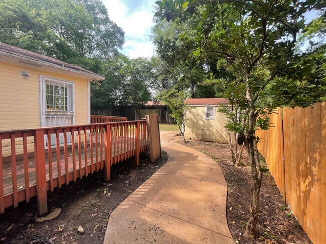 Building Photo - 148 Shadowlawn Dr