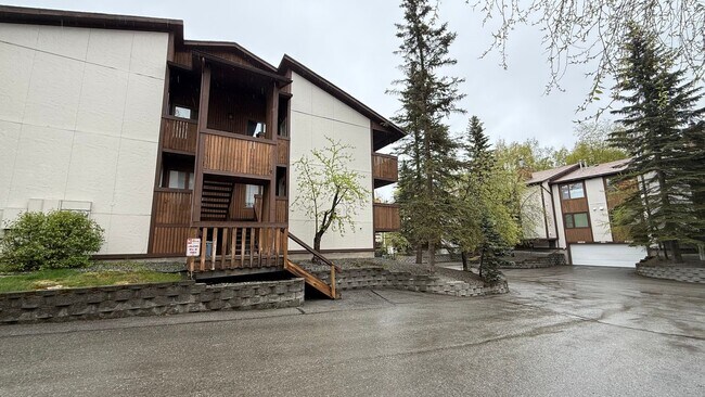 Building Photo - Well Maintained Top Floor 2 Bed/2 Bath Con...