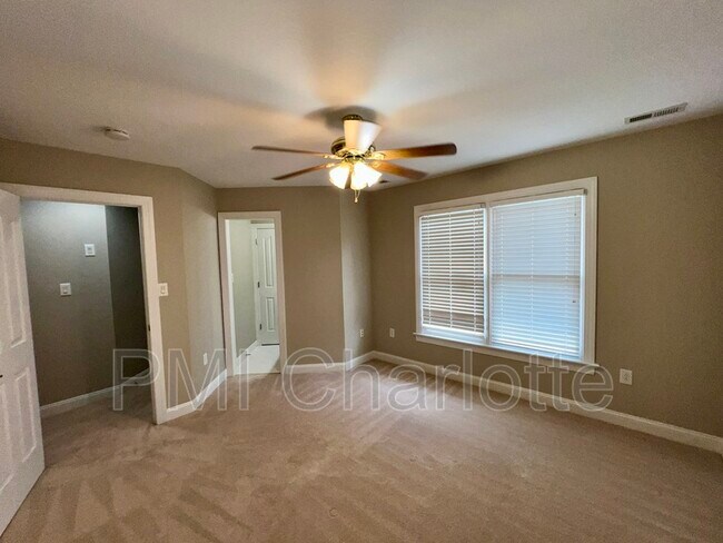 Building Photo - 4432 Shannamara Dr