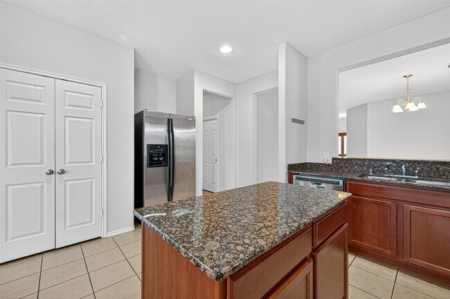 Building Photo - 1403 S Maple Dr