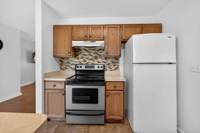 Building Photo - 6012 Hickory Dr