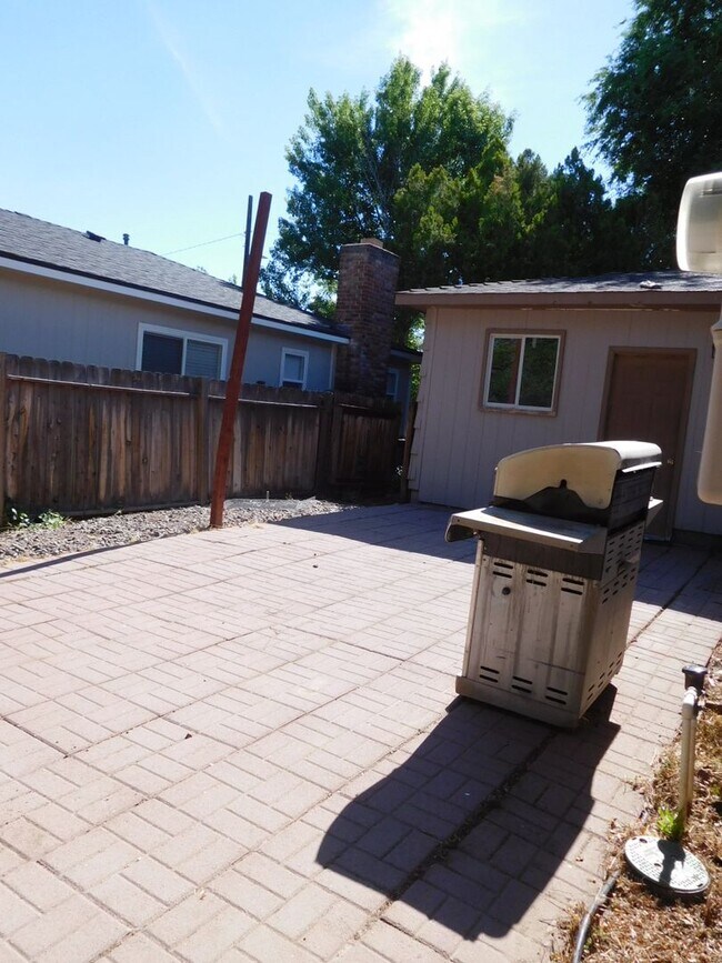Building Photo - UNR friendly 3 Bedroom , 1 Bath close to campus