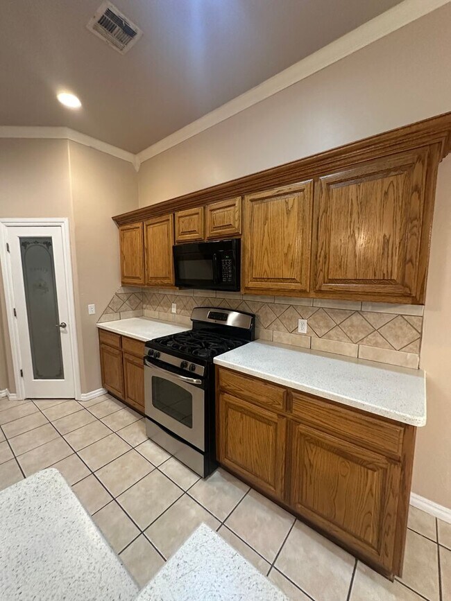 Building Photo - 2504 Thomas Dr